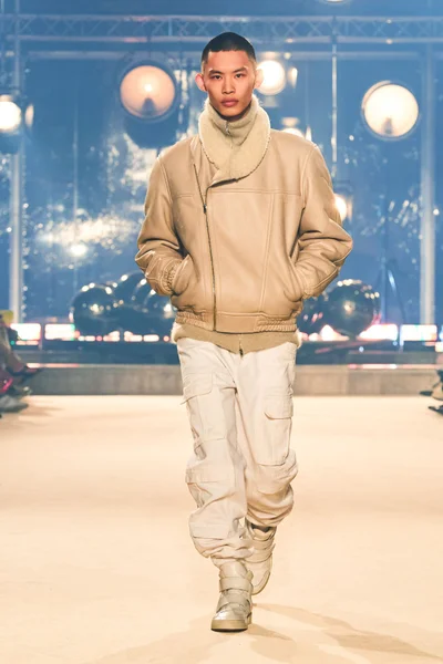 Look 16